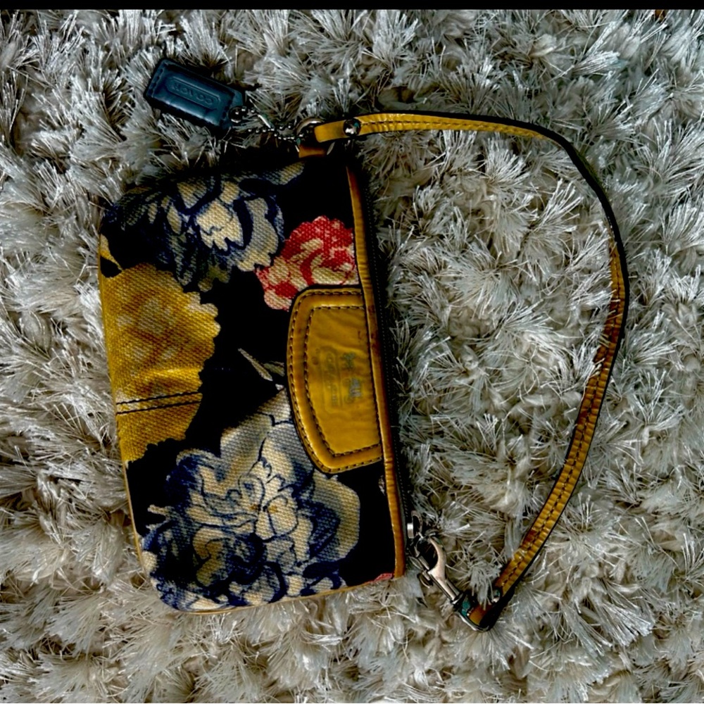 Coach mini hand bag
In excellent condition